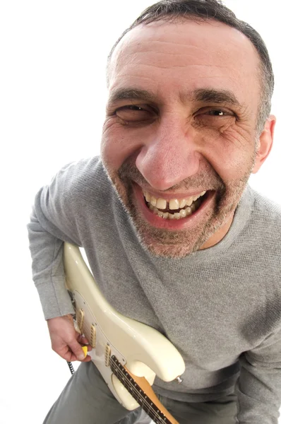 Średnim wieku człowiek gitara gracz ryb oka widok — Zdjęcie stockowe