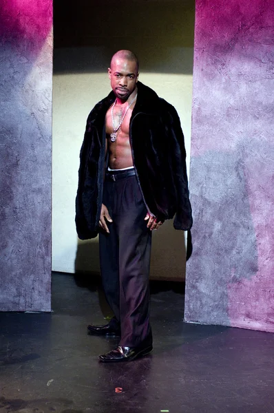 Beau mâle noir afro-américain acteur maquereau tenue sur scène — Photo
