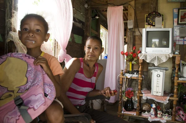 Nicaragua mère enfant fille intérieur clapboard maison maïs est — Photo