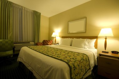 queen boy yatak ile otel odasında