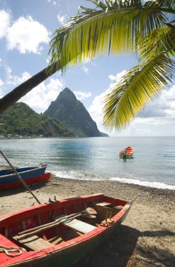 soufriere st. lucia ikiz piton dağ zirveleri ile balıkçı teknesi