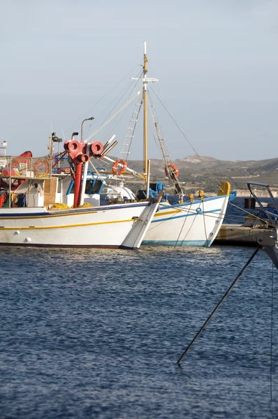 Barcos de pesca no porto Adamas Milos Cyclades ilha grega Grécia — Fotografia de Stock