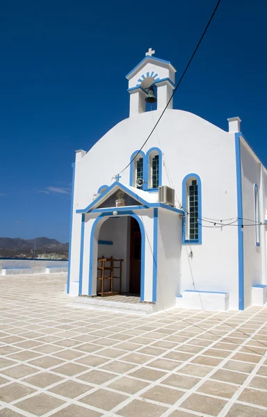 Catholiic kyrkliga pollonia milos Kykladerna grekisk ö Grekland — Stockfoto