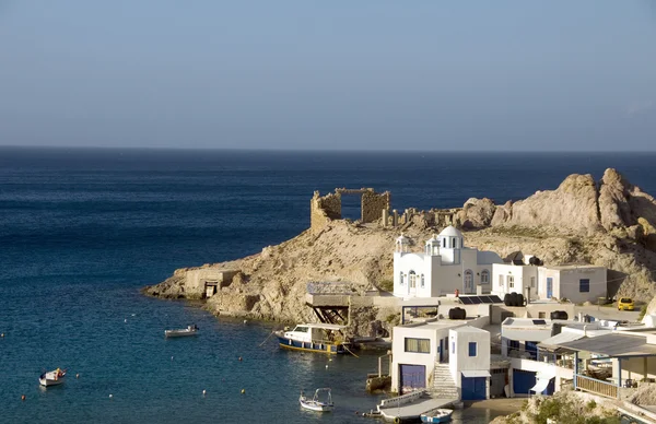 Visser huizen boot opslag garages ingebouwd van rots klippen op Middellandse Zee firopotamos milos cyclades Grieks eiland Griekenland — Stockfoto