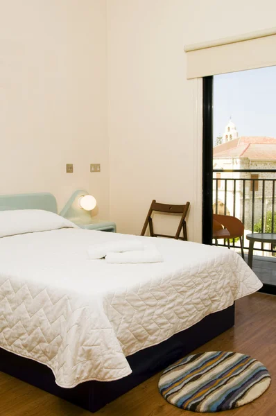 Habitación de hotel con vista a la iglesia larnaca cyprus — Foto de Stock