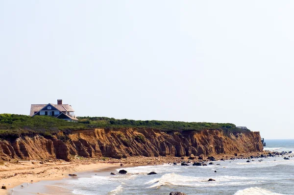 Mansão casa de praia sobre falésias praia Montauk Long Island Nova York o Oceano Atlântico — Fotografia de Stock