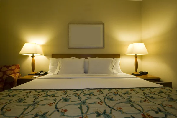 Hotel room with queen size bed — Stock Photo, Image