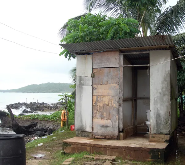 Uthus toaletter vid havet — Stockfoto