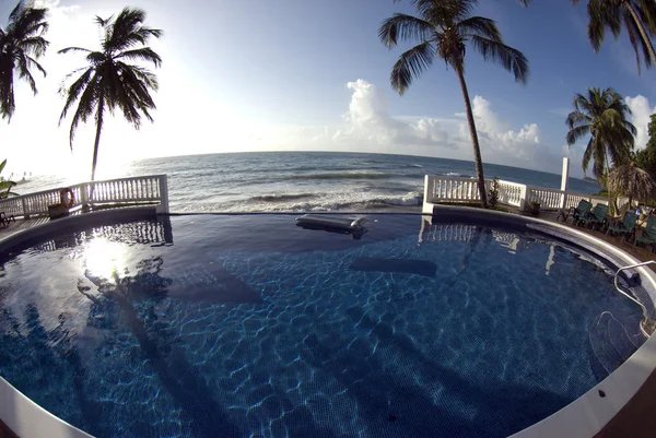 Infinity zwembad met zweven Caribische zee — Stockfoto
