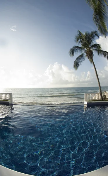 Piscina infinita con flotador mar caribeño — Foto de Stock