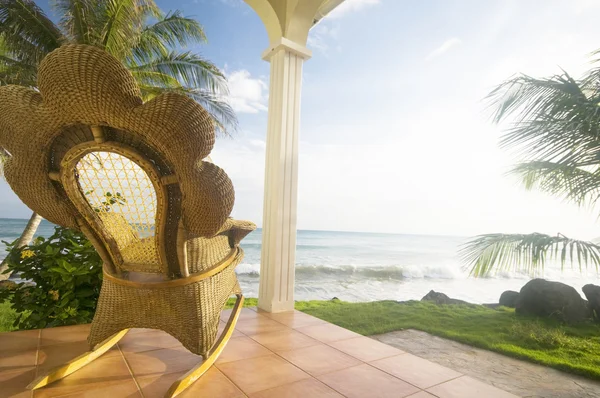 Sedia a dondolo sul patio resort grande isola di mais caraibico nicaragu — Foto Stock