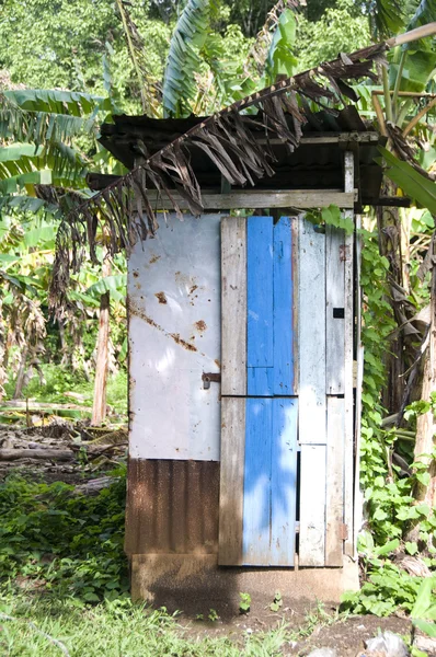 Utedass toalett badrum zink hus nicaragua — Stockfoto