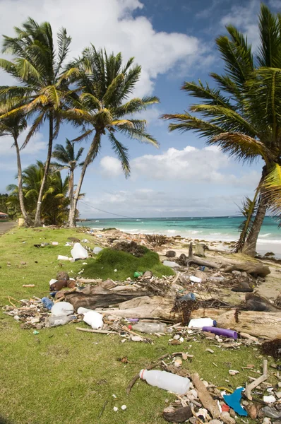 Sallie peachie strand op de malecon snelweg rural corn eiland nicaragua Caribische zee met strooisel en vuilnis — Stockfoto
