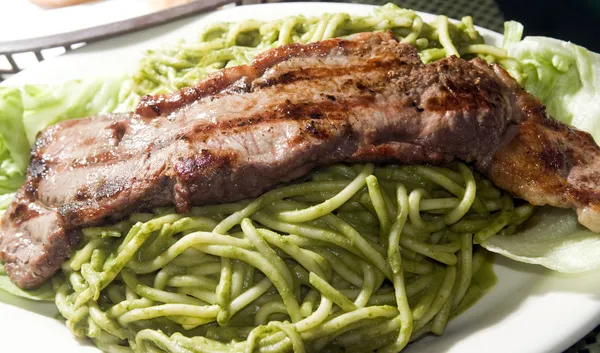 Yeşil spagetti tallarin saltado biftek Perulu gıda — Stok fotoğraf
