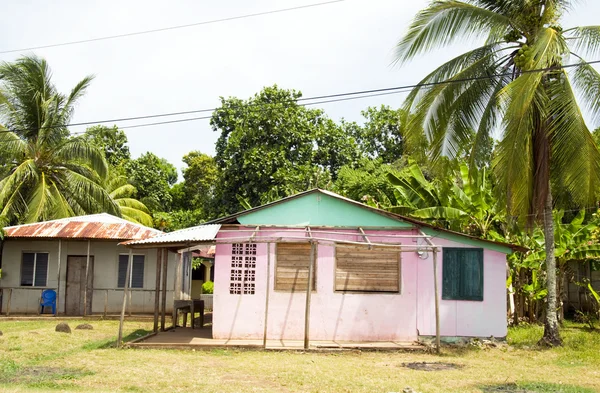 Edifício colorido mini mercado Corn Island Nicarágua — Fotografia de Stock