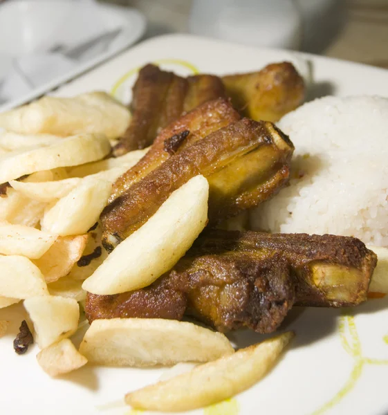 猪排骨大排柏拉图 del dia 盘天典型食物作为拍摄在拉坎德拉里亚波哥大哥伦比亚南美洲 — 图库照片