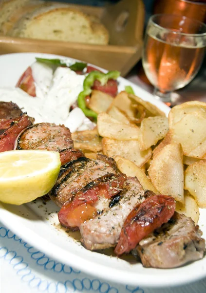 Souvlaki de porco com pão de vinho de casa tzatiki — Fotografia de Stock