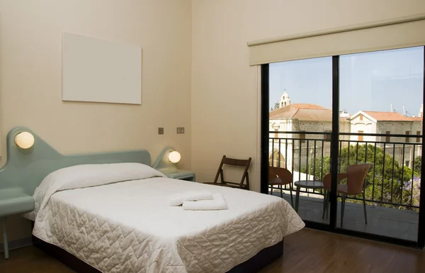 Hotelkamer met uitzicht op de kerk larnaca, cyprus — Stockfoto