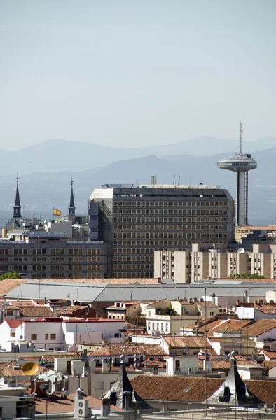 Vista de la azotea sobre el casco histórico de Madrid Bandera nacional e iglesias — Foto de Stock