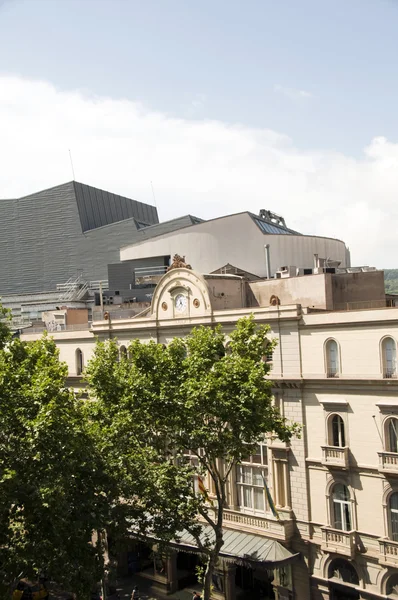 Fasády a střechy pohled grand theater historické opery Liceu na stromě lemované pěší bulvár la rambla barcelona Španělsko — Stock fotografie