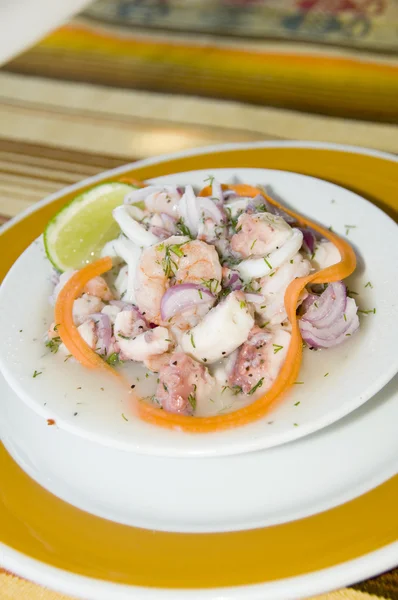 Salada de frutos do mar espanhol aperitivo tapas camarão ocotpus caracol conch fotografado em San Luis San Andres Island Colombia salpicon de mariscos — Fotografia de Stock