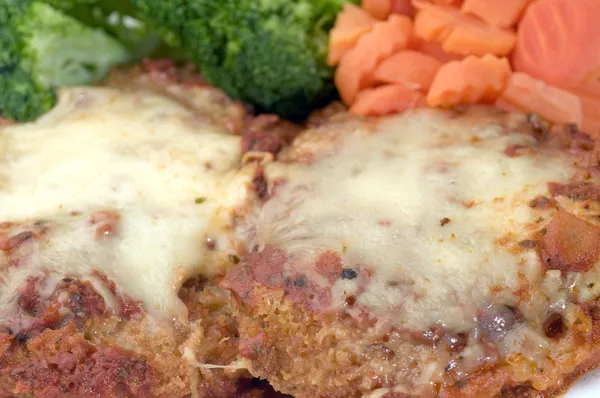 Chicken parmesan carrots broccoli — Stock Photo, Image