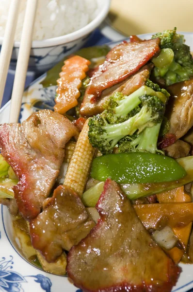 Roast pork with mixed chinese vegetables — Stock Photo, Image