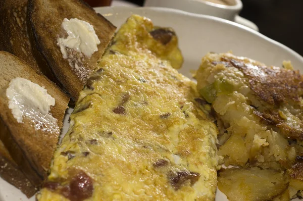 Egg omelette with home fries — Stock Photo, Image
