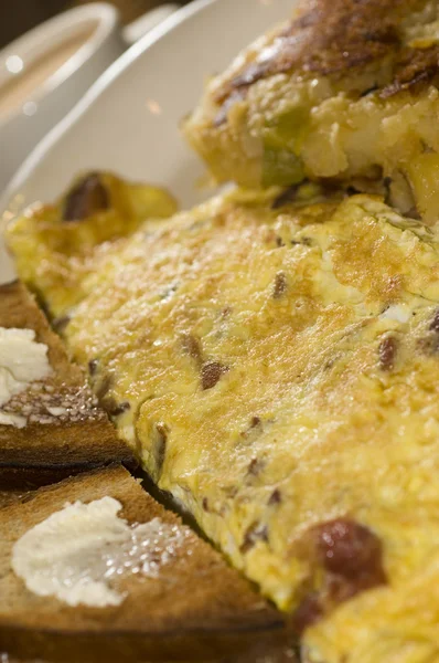 Egg omelette with home fries — Stock Photo, Image