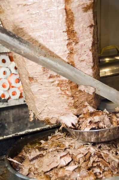 Imagem de carne de porco assada cordeiro em espeto sendo cortado para gyro pita doner kebab fotografado em Istambul Turquia — Fotografia de Stock