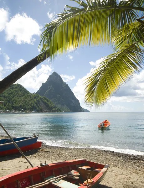 SOUFRIERE st. lucia twin piton bergtoppen met vissersboot — Stockfoto