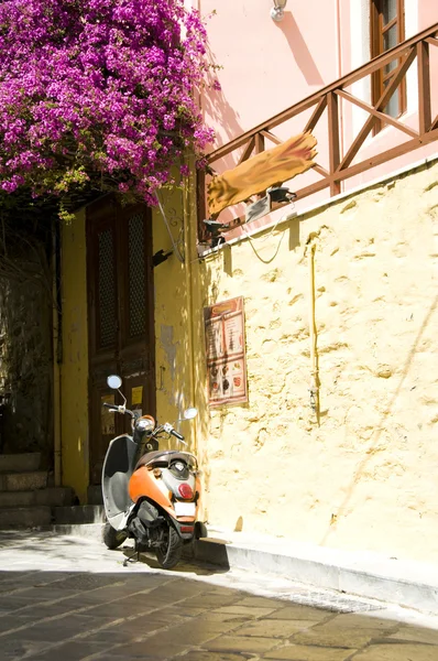 Escena de la calle típica moto Syros Cyclades Islas griegas —  Fotos de Stock