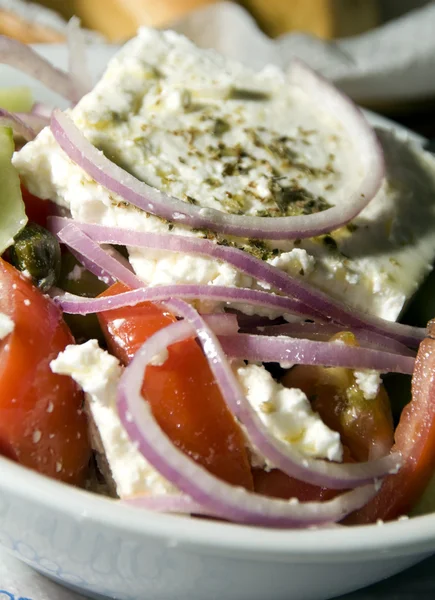 Griekse salade met fetakaas gefotografeerd in Griekenland — Stockfoto