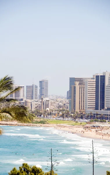 Skyline van tel aviv Israël strand met hoge stijgen hotels kantoren Azië — Stockfoto