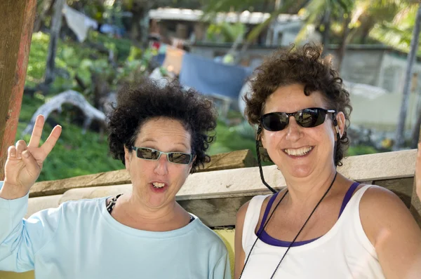 Middelbare leeftijd vrouwelijke toeristen maïs eiland nicaragua — Stockfoto