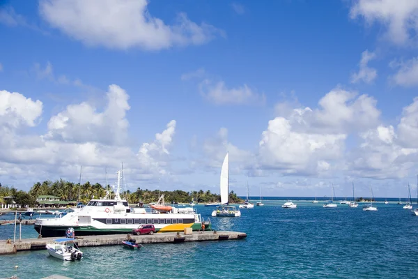 Harbor port jetty hotel passenger ferry and yacht sailboats Cli — Stock Photo, Image