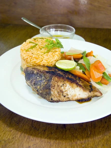Stek tuńczyka żółtopłetwego z warzywami i ryżem — Zdjęcie stockowe