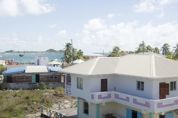 Vistas al puerto desde la típica casa caribeña —  Fotos de Stock