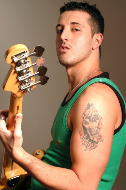 dövme olan bas gitarist
