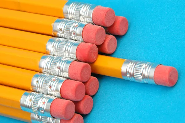 Des dizaines de crayons neufs — Photo