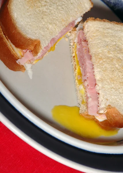 Jambon ve yumurta sandviç — Stok fotoğraf