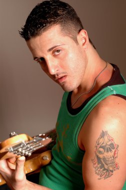 dövme olan bas gitarist