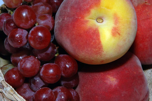 Grapes and peaches — Stock Photo, Image