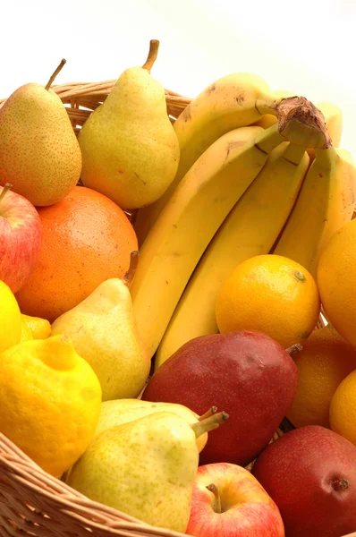Корзина фруктов — стоковое фото