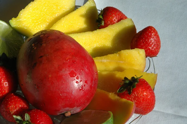 Блюдо з фруктами — стокове фото