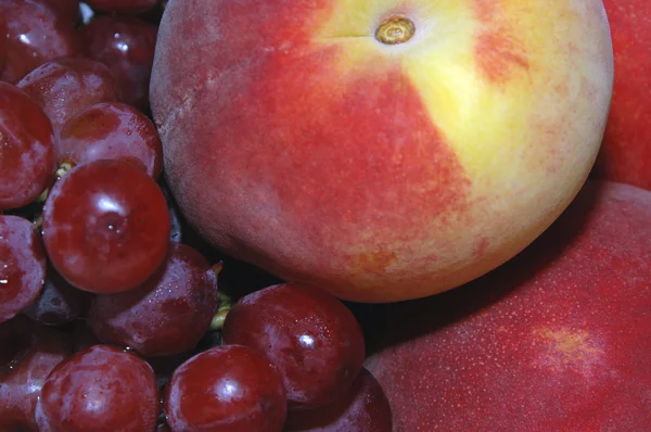 Grapes and peaches — Stock Photo, Image