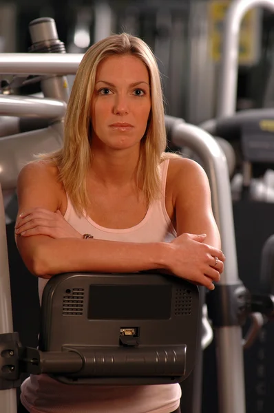 Mooie vrouw in fitness gym — Stockfoto