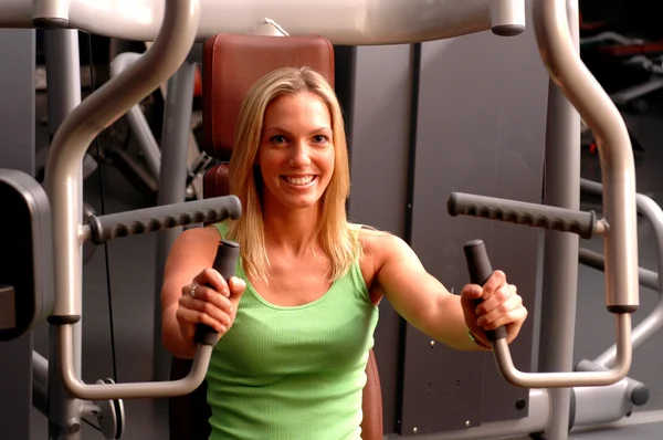 Beautiful woman in fitness gym — Stock Photo, Image