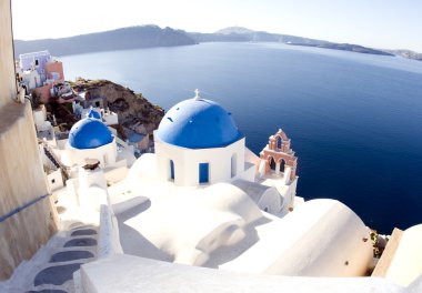 Santorini Yunan Adası sahne ile mavi kubbe kiliseler