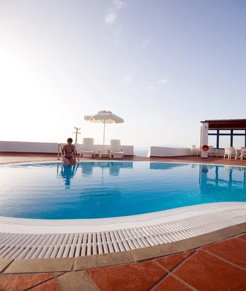 Mulher na piscina ilhas gregas santorini — Fotografia de Stock